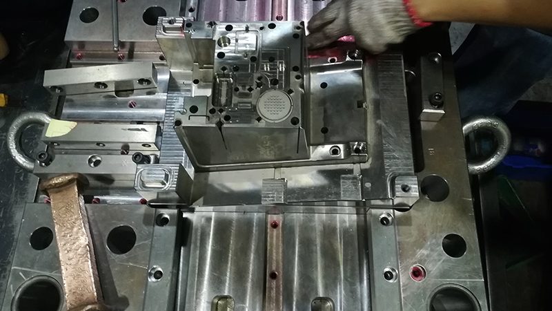 铝合金压铸模具与注塑模具：成本差异背后的工艺解析